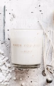 Een witte glazen pot met een hoogte van 11 cm en een diameter van 9,5 cm, gevuld met 350 ml 100% natuurlijke en GGO-vrije sojawas. De kaars heeft een katoenen lont, is loodvrij en heeft een brandtijd van 30 uur. De geur van de kaars is een combinatie van sinaasappel, limoen en basilicum en is handgemaakt. En van het Label The MUNIO.