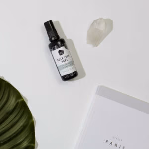 Be Comfy spray van Rock Your World. De spray zit in een glazen flesje met een wit en jade groen label.