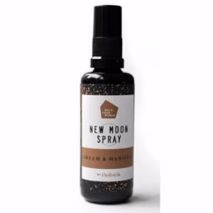 New Moon spray van Rock your world in een donker glazen flesje met een wit bruin label.