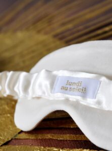 Wit slaapmasker met het label van Lundi au Soleil