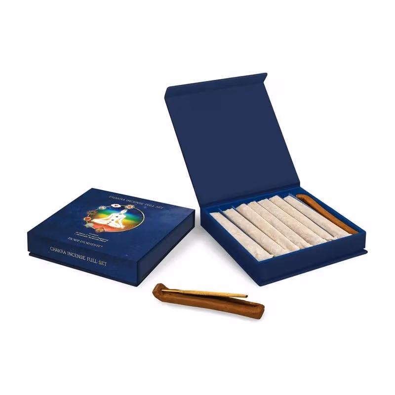 Donker blauwe geschenkverpakking met 100% natuurlijke wierook met het thema chakra's. Daarnaast een terracotta wierookhouder.