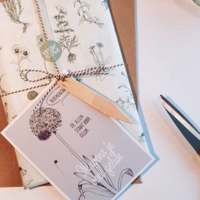 Zakjes met bloemzaden van Veer&Moon waar je liefs en vrolijkheid aan iemand kunt wensen van het label Veer&Moon. Op het zakje staat een illustratie van een Anjelier en wilde bloemen de bloemen die uit zaadjes komen.