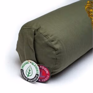 Groene ronde bolster voor yoga met een goudkleurige levensboom erop geborduurd. De bolster ligt op een witte achtergrond.