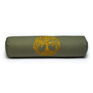 Van het label Yogi & Yogini. Groene ronde bolster voor yoga met een goudkleurige levensboom erop geborduurd. De bolster ligt op een witte achtergrond.