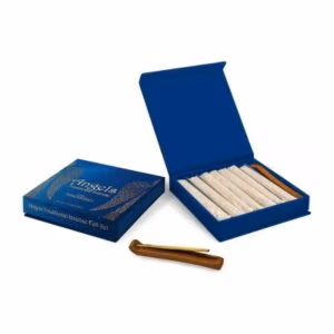 Blauwe geschenkverpakking met angels erop geschreven. In de geschenkverpakking zitten 100% natuurlijke wierookstokjes van het thema engelen. Naast de cadeauset staat een terracotta wierookhouder met een wierookstokje. Dit alles op een witte achtergrond.