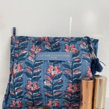 Make-up tas Jodhpur blokprint in de kleuren blauw, roze, crème wit van het merk La p'tite Cachottière. De toilettas staat op een wastafel er staan wat make-up artikelen naast.
