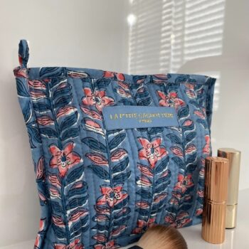 Make-up tas Jodhpur blokprint in de kleuren blauw, roze, crème wit van het merk La p'tite Cachottière. De toilettas staat op een wastafel er staan wat make-up artikelen naast.