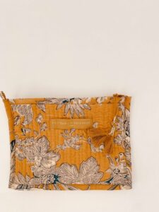 Make-up tas India met blokprint in de kleuren okergeel crème wit en blauw van het merk La p'tite Cachottière.