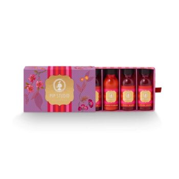 4 mini reisverpakkingen van pip studio. In rode kleine travel size flesjes van 40 ml.