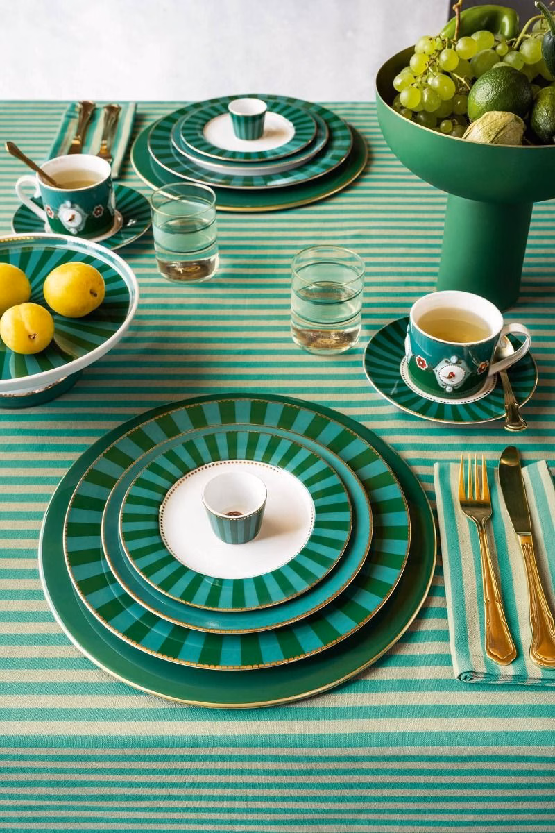 Tafel gedekt met tafelllaken en servies van het merk Pip Studio in de kleur groen.