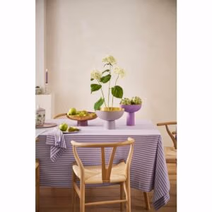 Mat lila met gouden decoratieve schaal van Pip Studio. De schaal is neergezet in een tafelzetting met woonaccecoires met dezelfde kleuren.