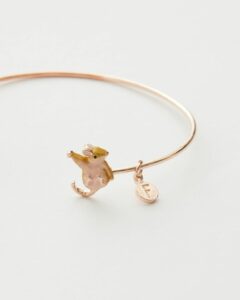 Deze armband, versierd met een muis, gemaakt van duurzaam messing, met handbeschilderd emaille en goud vergulde details, past hij perfect om elke pols.
