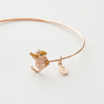 Deze armband, versierd met een muis, gemaakt van duurzaam messing, met handbeschilderd emaille en goud vergulde details, past hij perfect om elke pols.