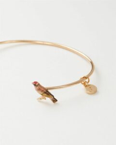 Deel van de goud kleurige armband met 1 vogel een goudvink.