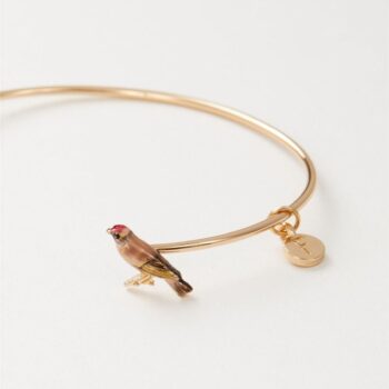 Deel van de goud kleurige armband met 1 vogel een goudvink.