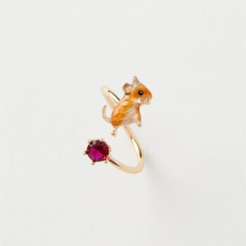 Ring verguld goud met muisje en rode solitaire edelsteen.