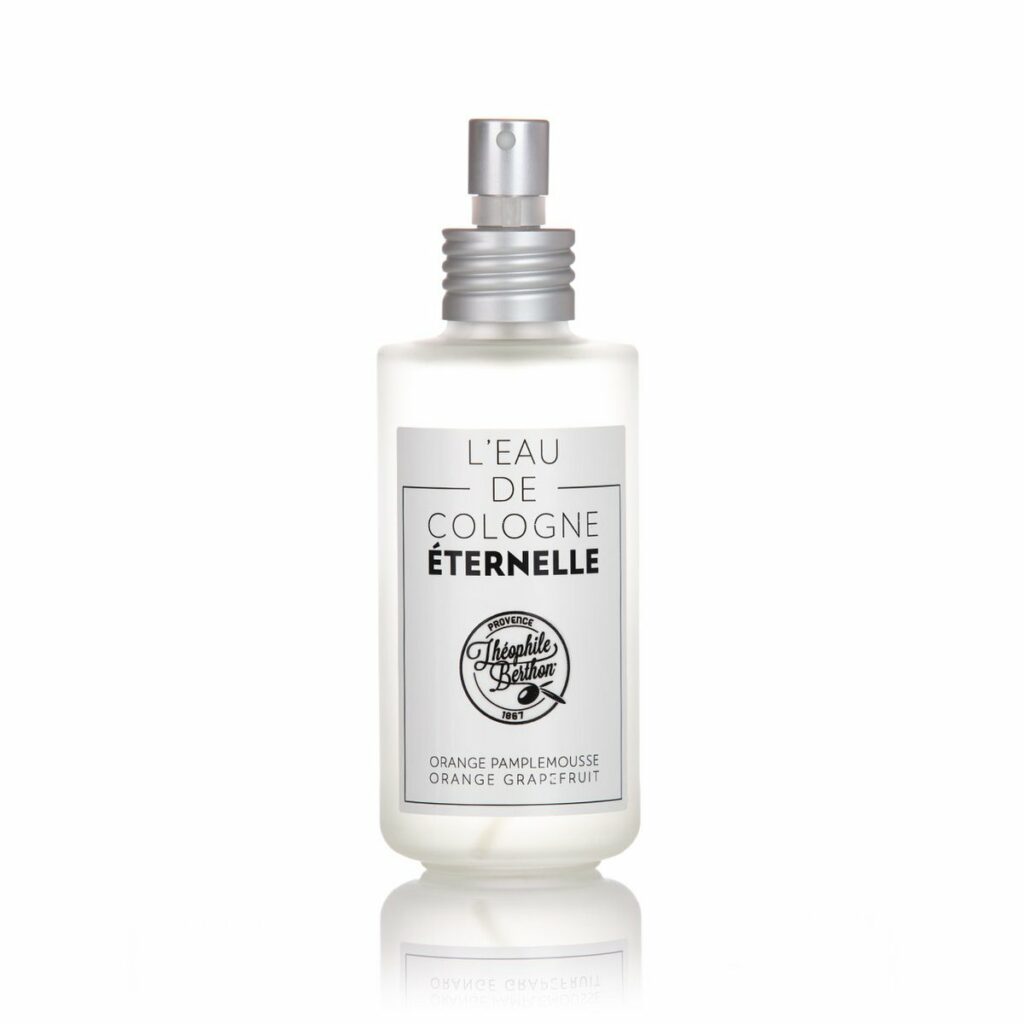 Doorzichtige fles met label van Theophile Berthon 1867 – Zomer Eau de Cologne, een frisse en fruitige geur met natuurlijke ingrediënten, perfect voor warme zomerdagen.