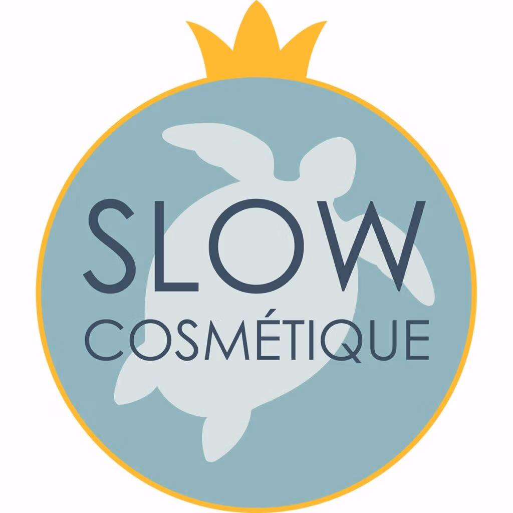 Slow Cosmetic label op de verpakking, dat staat voor duurzame, milieuvriendelijke en natuurlijke schoonheidsproducten zonder schadelijke ingrediënten.