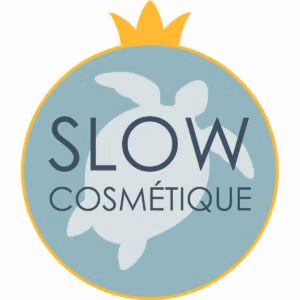 Slow Cosmetic label op de verpakking, dat staat voor duurzame, milieuvriendelijke en natuurlijke schoonheidsproducten zonder schadelijke ingrediënten.