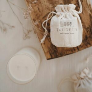 Winter handgemaakte natuurlijke geurkaars met inaasappel, verveine, patchouli, amber en vanille. In glazen pot de kaars is wit.