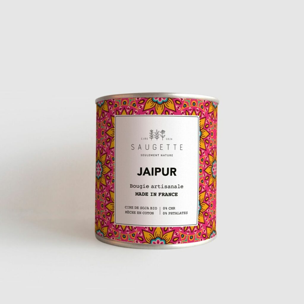 Mystieke Jaipur geurkaars in pot met een kleurrijk label en de naam 'Jaipur', voorzien van een katoenen lont en geurige sojawas, eco-vriendelijk en vrij van ftalaten