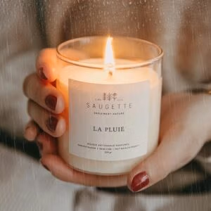 Witte Zomerregen natuurlijke handgemaakte geurkaars in een glazen pot, perfect voor een serene en rustgevende sfeer in huis.