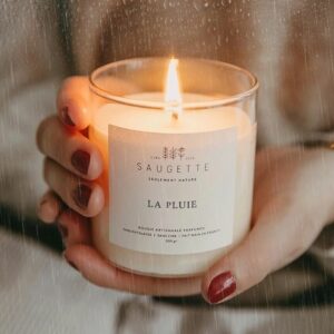 Witte Zomerregen natuurlijke handgemaakte geurkaars in een glazen pot, perfect voor een serene en rustgevende sfeer in huis.