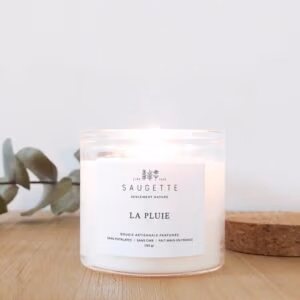 Frisse zomerregen geurkaars met freesia, muskus en ambergris in glazen pot de kleur is wit.