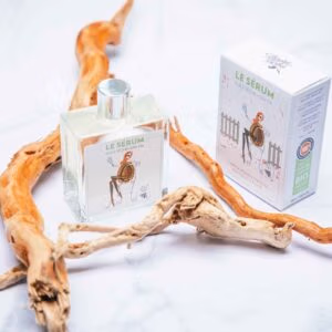 Deze Luxe glazen fles met Zijdezachte Amandel body oil, 100% natuurlijke ingrediënten, en een subtiele amandelgeur.
