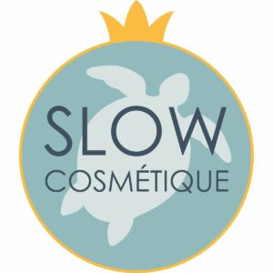 Slow Cosmetic label op de verpakking, dat staat voor duurzame, milieuvriendelijke en natuurlijke schoonheidsproducten zonder schadelijke ingrediënten.