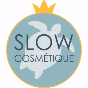 Slow Cosmetic label op de verpakking, dat staat voor duurzame, milieuvriendelijke en natuurlijke schoonheidsproducten zonder schadelijke ingrediënten.