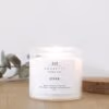 Winterse kruiden geurkaars met inaasappel, verveine, patchouli, amber en vanille. In glazen pot de kaars is wit.