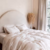 TENCEL™ Twill Beddengoed Beige van Coco & Cici opgemaakt op een mooi bed in een luxe, lichte slaapkamer.