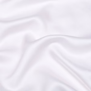 Close-up van de TENCEL™ Luxe Dekbedovertrek Wit van Coco & Cici, waarbij de zijdezachte textuur van de stof duidelijk zichtbaar is.