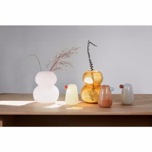 Lasi Vaas Roze van OYOY op houten kastje met verschillende vazen uit de OYOY Living Design collectie