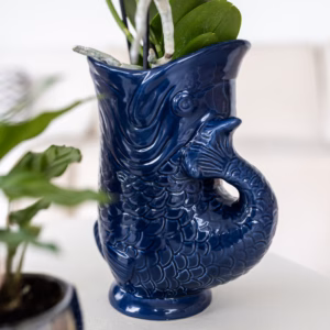 Blauwe vis vaas bloempot met sierlijke orchidee, stijlvol keramisch design, perfect als eyecatcher in een modern interieur.