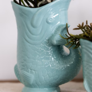 Close-up van de Turquoise vis vaas bloempot met glanzende keramische afwerking en gedetailleerd visvormig design.