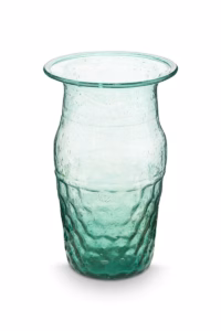 Blauwgroen glazen vaasje, met de hand vervaardigd en mondgeblazen, van Pip Studio.
