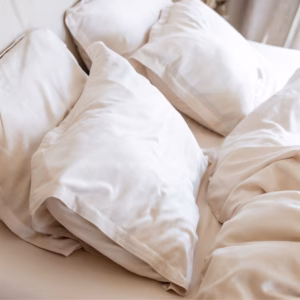 TENCEL™ Twill Beddengoed Beige van Coco & Cici opgemaakt op een bed waar in geslapen is.