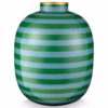 Groene design vaas met elegant gestreept patroon, gemaakt van metaal en perfect voor bloemen of als decoratief object.