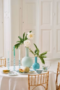 Pip Studio helderblauwe vaas met bloemen, geplaatst op een mooi gedekte tafel, brengt elegantie en kleur in je interieur.