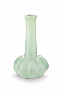 Mintgroen glazen vaasje met lange hals en bolle onderkant in zachte pasteltint, van het label Pip Studio.