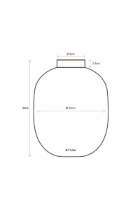 Metalen vaas in warm geel met maatvoering, 25 cm breed, 25 cm diep en 32 cm hoog.