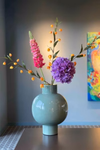 Grote pastelgroene vaas van Pip Studio met bloemen, een elegant en stijlvol decoratiestuk.