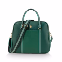 Stijlvolle groene Pip Studio schoudertas met iconische bloemenprint, subtiele goudaccenten en handige opbergvakken. Duurzaam, vegan en waterafstotend – perfect voor werk en weekendjes weg.