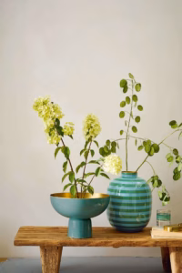 Groene gestreepte metalen vaas van Pip Studio, stijlvol gestyled met bloemen en Pip Studio woonaccessoires voor een sfeervol interieur.