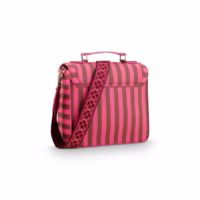 Achterkant van de Pip Studio Crossbody-Tas Roze/Bordeaux met gestreept design, goudkleurige details en een verstelbare schouderband met geborduurde bloemenprint.