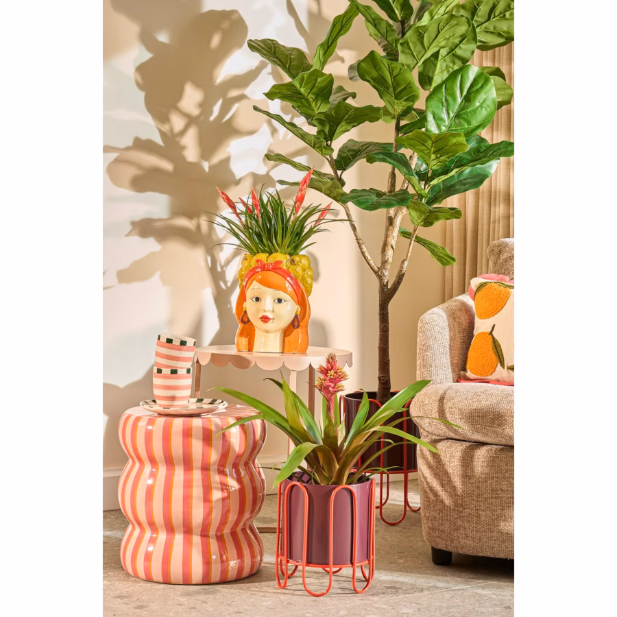 Bloempot hoofd vrouw van Mica Decorations, gestyled tussen andere interieuritems – een speelse en kunstzinnige toevoeging aan je ruimte.