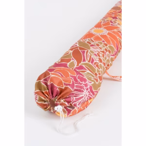 Parasol met bloemenprint van Mica Decorations opgeborgen in de draagtas met handvat.