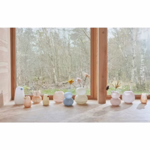 Lasi Vaas Taupe van OYOY met tak, gecombineerd met andere vazen in een Scandinavisch en Japandi interieur.